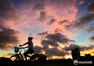 火燒雲! 尼莎襲台前夕  彩霞暈染天空下