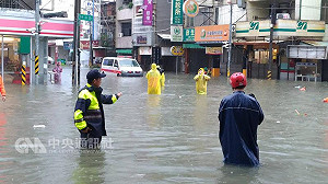 國光客運五班車林邊拋錨 55乘客救生艇撤出