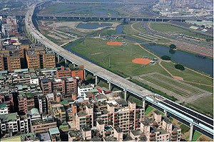 快訊》新北九點水門關閉  河堤車輛快移撤