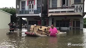 屏東佳冬水淹及腰  靠竹筏運送物資