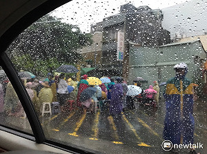 雙颱夾擊沒在怕  照樣排隊買蛋捲