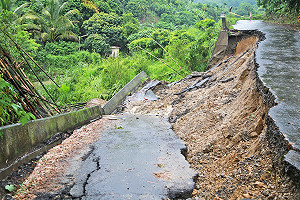 颱風後山區道路坍方多  民眾小心落石
