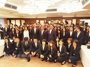 謝長廷見台灣大學生 分享台日修憲廢核差異