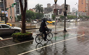 受菲東熱低壓影響 東、南部有短暫雨