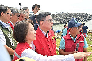 卓榮泰赴屏東勘災 慰問東港安泰醫院大火傷者