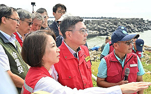 卓榮泰赴屏東勘災 慰問東港安泰醫院大火傷者