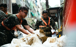 山陀兒颱風龜速重創台 國軍協助災後復原.道路清淤