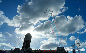 現場直擊》國慶預演 雷虎小組以七架大雁編隊衝場拉出紅白藍三色彩煙  場面相當震撼壯觀