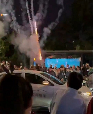 對中共不滿「炸街」洩憤? 濟南街頭再現青少年聚集 升級放煙火還「車孤輪」