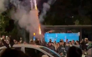 對中共不滿「炸街」洩憤? 濟南街頭再現青少年聚集 升級放煙火還「車孤輪」