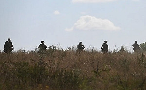 (影) 庫爾斯克森林掩護! 烏突擊旅摧毀俄裝甲車 俄軍正包圍庫拉霍沃