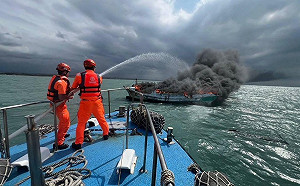 (影)新竹外海漁船失火 海巡2巡防艇馳援滅火兼救人