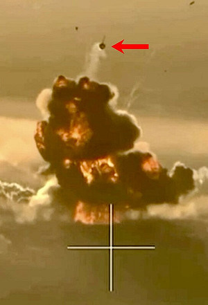 (影) 俄軍坦克砲塔、人員被炸飛半天高 還在空中轉幾圈 網友:都成空軍了