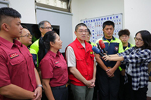 謝國樑稱水溝長草是謠言 議員打臉:就是有 有的長草長樹 別掩飾卸責