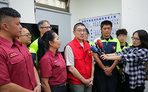 謝國樑稱水溝長草是謠言 議員打臉：就是有 有的長草長樹 別掩飾卸責