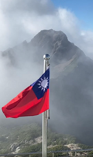 鄭明典國慶曬玉山氣象站國旗! 網直呼:真讓人感動