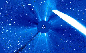 強力磁爆10日將來襲  地球大範圍夜空可見五彩極光