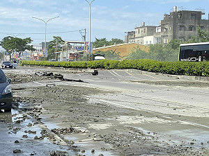 (影)彰化花壇傳不明原因路面爆裂凸起 柏油破碎、呈波浪狀