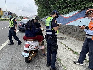微電車11/30前須掛牌!交警發警告:違規最高罰3600元