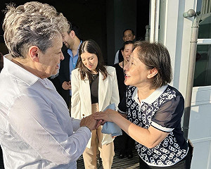 妻子廖婉如親迎外賓訪奇美博物館 林佳龍放閃:不論我在哪個職務她都支持我