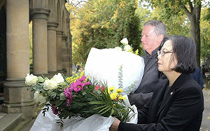 蔡英文抵達布拉格 赴捷克前總統哈維爾墓前獻花致意