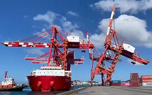 (影)基隆港陸籍貨輪碰撞橋式起重機 「整座翻倒」畫面流出