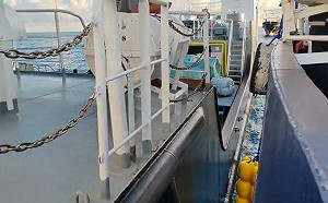 (影)海上「碰瓷」？！南沙敦謙沙洲 中國民兵船怠速阻擋菲律賓公務船航行