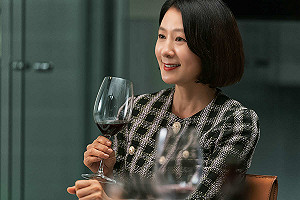 (影)《非普通家族》11/1上映!「百想女王」金喜愛演技大爆發
