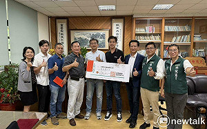 林俊憲媒合企業捐贈百萬獎學金  助清寒學子課業學習