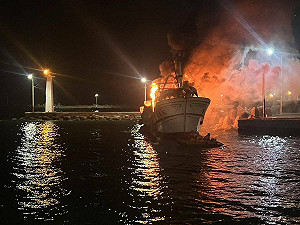高雄蚵子寮漁船進港竄火冒煙 海巡機警通報海陸夾攻滅火救3船員