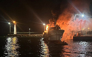 高雄蚵子寮漁船進港竄火冒煙 海巡機警通報海陸夾攻滅火救3船員