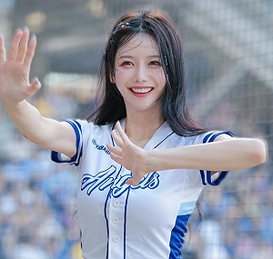 啦啦隊女神李雅英「來台熱到中暑」!自曝:頭痛吃了很多藥