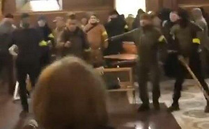(影) 數百名蒙面男子襲擊烏聖米迦勒大教堂 東正教與正教會爆大規模衝突