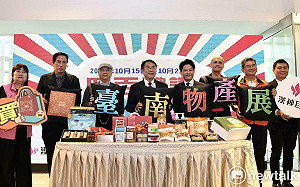 黃偉哲前進高雄宣傳四百禮讚台南物產展 力邀感受台南傳統與創新魅力