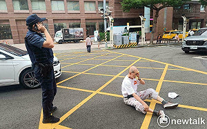 獨家直擊》老翁醫院門口遭撞鮮血直流  急診室冷回：請打119叫救護車