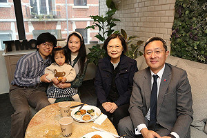 蔡英文赴歐洲議會創歷史  比利時街頭喝咖啡重溫出差談判往事
