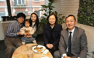 蔡英文赴歐洲議會創歷史  比利時街頭喝咖啡重溫出差談判往事