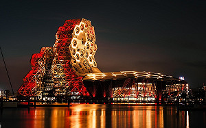 西班牙國慶會首移師高雄海風廣場  高流點紅黃燈熱情祝福