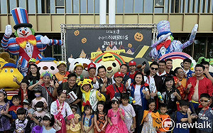 萬聖憲定搞怪趣  林俊憲陪親子踩街共度萬聖節趴踢