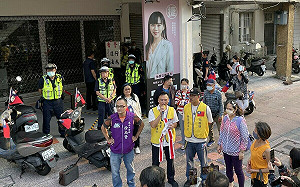 新黨光復小學堂踢館黃捷  與警方爆發肢體衝突 