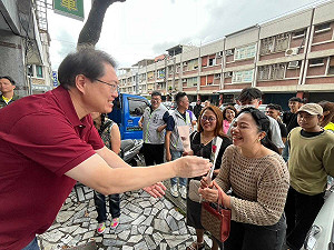 民進黨重視多元族群 林右昌「這原因」赴花蓮送新住民玫瑰花