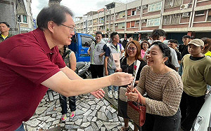 民進黨重視多元族群　林右昌「這原因」赴花蓮送新住民玫瑰花