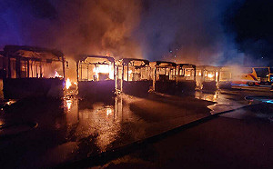 電池故障惹禍？台中四方客運電動巴士火燒車剩骨架 9輛車付之一炬