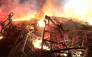 (影)美國德州直升機撞行動通訊信號塔 火光衝天傳4人罹難