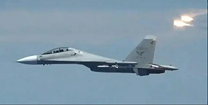 美軍公開現場影片! 中國 Su-30MK2 戰機發射8熱焰彈驅離美軍機
