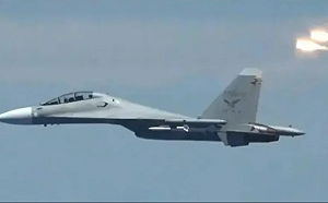 美軍公開現場影片! 中國 Su-30MK2 戰機發射8熱焰彈驅離美軍機