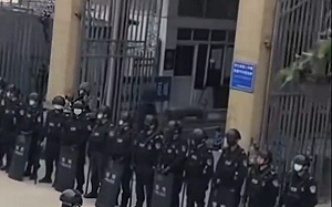 (影) 內戰逃命! 緬甸第二大城告危 大批民眾聚集邊境 中國軍隊持盾牌死守