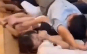 (影) 淫蕩「毛奇滾」！讓整排女下屬躺地滾動他身體 女貪官霸佔民企還殺人