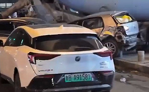 (影)「共產黨不讓我活了」！ 青島水泥車「獻忠」 司機逆向衝撞50車傷亡慘重