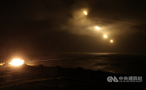澎防部鎮疆操演首次夜間射擊   火光四射場面震撼 
